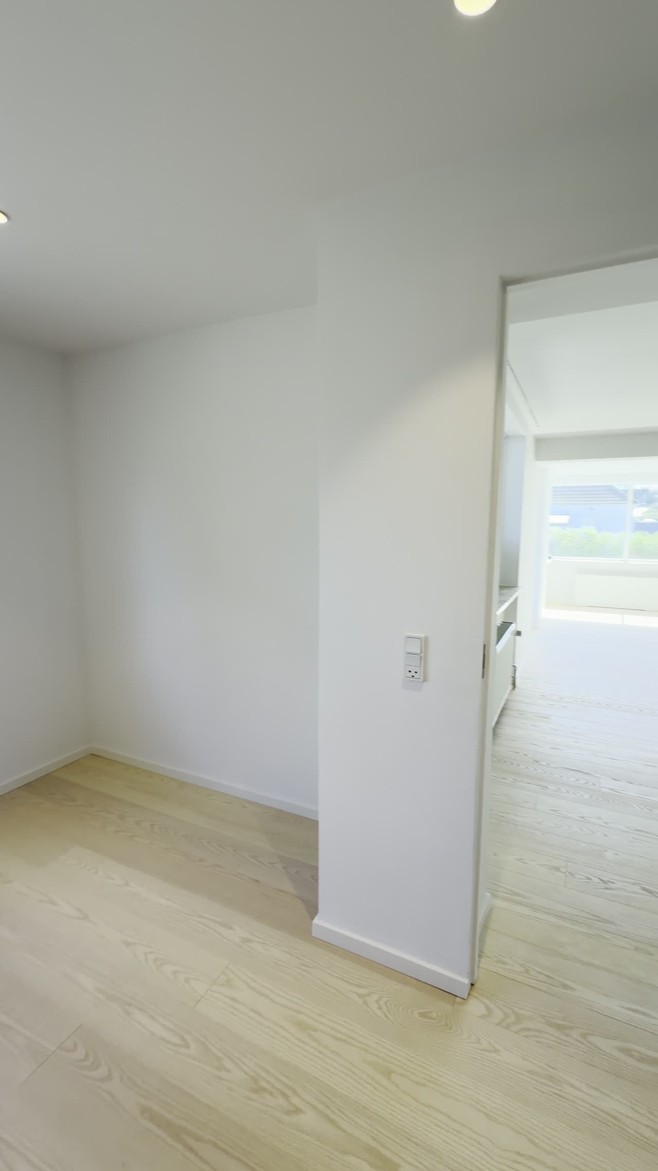 Video — færdigt badeværelse med grøn fliseaccentvæg og terrazzo